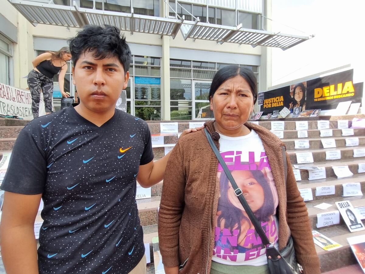 Nelson y Modesta, hermano y madre de Delia Polijo, en la marcha a siete años de su desaparición (La Voz)