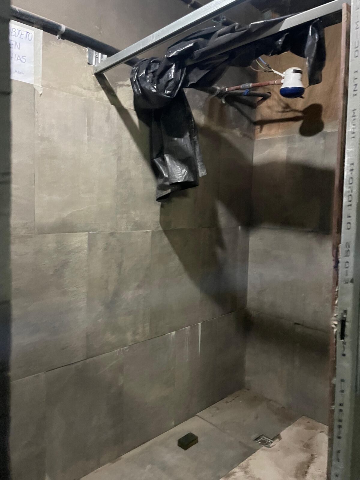 Rescataron a obreros en Nordelta. Las víctimas vivían en el subsuelo del edificio. (Gentileza TN)