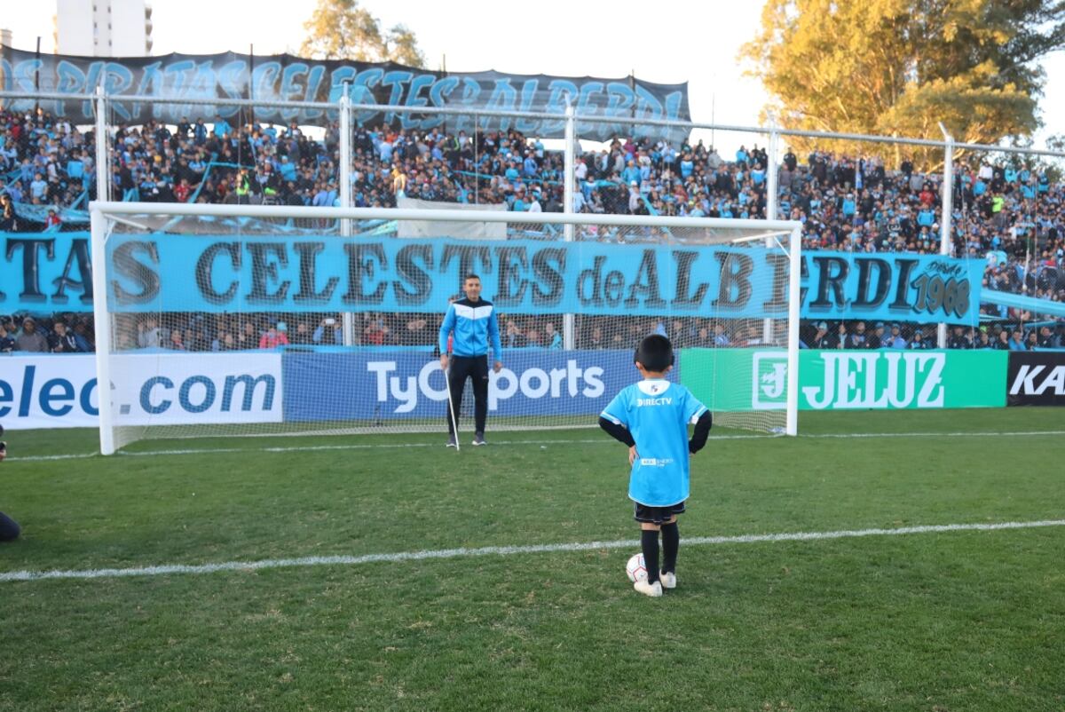 Gonzalo ubicó a Elías frente al arco, golpeó los postes para que mediante el sonido, el piratita ubicara las dimensiones. (Foto: Club Atlético Belgrano)