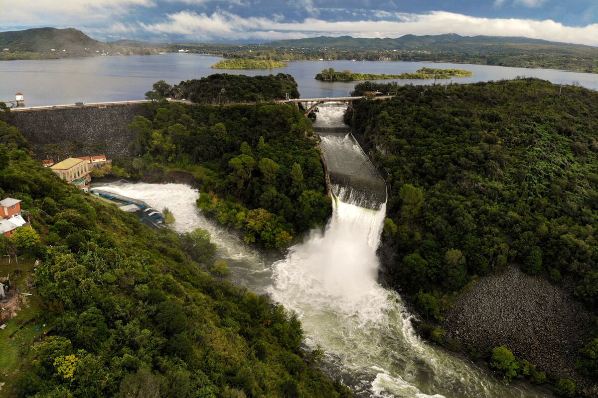 El lago de Embalse sobrepasó el nivel del vertedero a causa de las intensas lluvias. (La Voz)