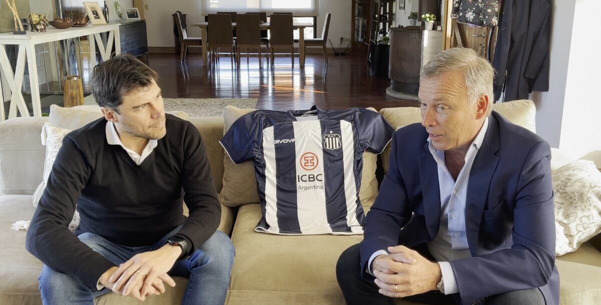 El DT de Talleres, Alexander Medina, junto al presidente Andrés Fassi. (Captura web)