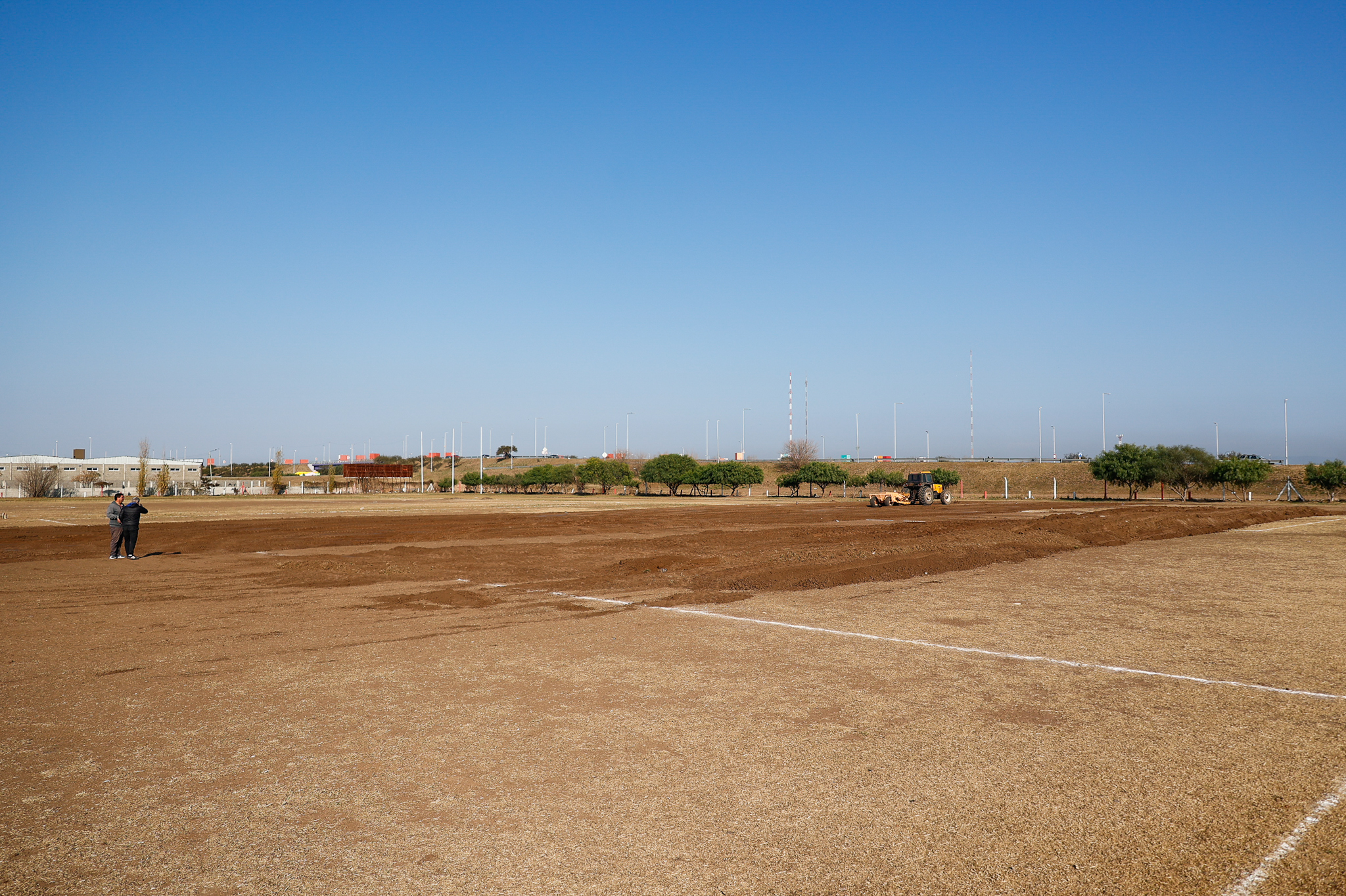 Acá se colocará el césped sintético que tendrá una de las canchas de La Agustina. (Foto: Prensa IACC).