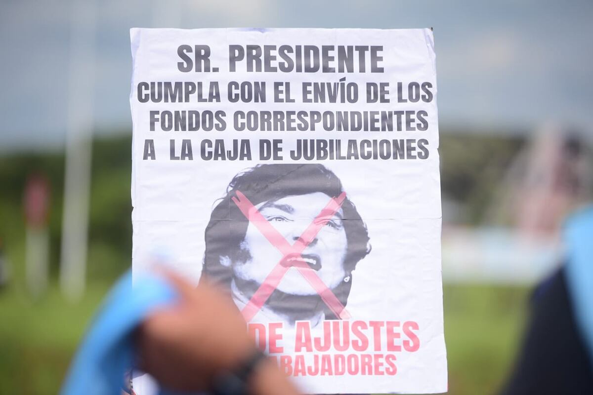 Protesta en el acceso a Jesús María, ruta 9 Norte.
Los gremios estatales que aportan a la Caja de Jubilaciones realizarán de manera sorpresiva la segunda protesta por la aplicación de la nueva Ley Jubilatoria que aplica un fuerte ajuste a activos y pasivos.
Foto: José Hernández / La Voz