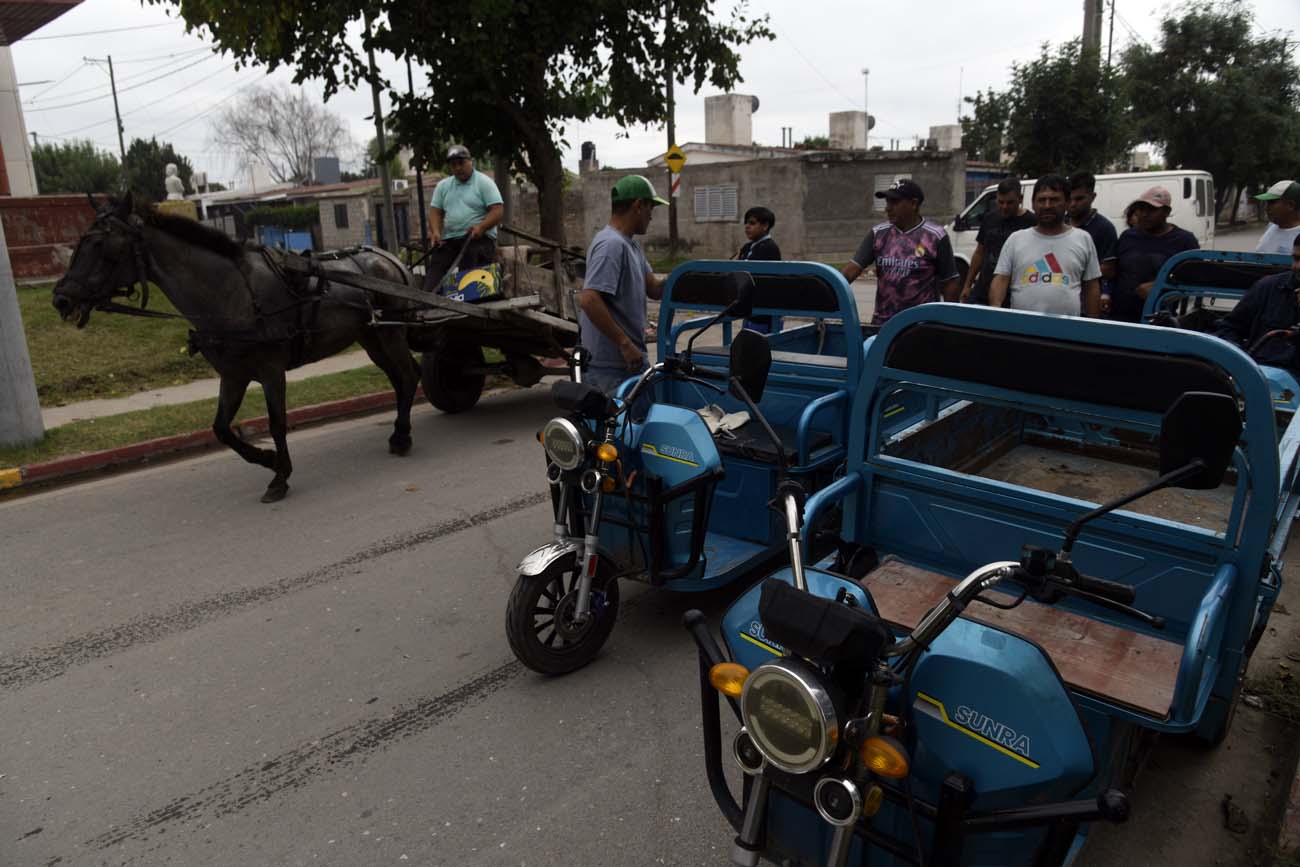 Algunos ya volvieron a poner en marcha sus carros tirados por caballos, con el consiguiente riesgo de que se los quiten y terminen detenidos por la Policía. (Ramiro Pereyra /La Voz)