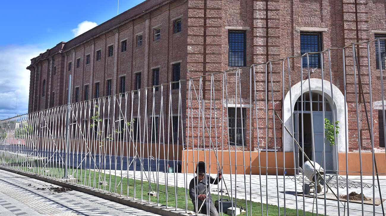 Así se colocó el enrejado en el Paseo Güemes ( Ramiro Pereyra / La Voz)
