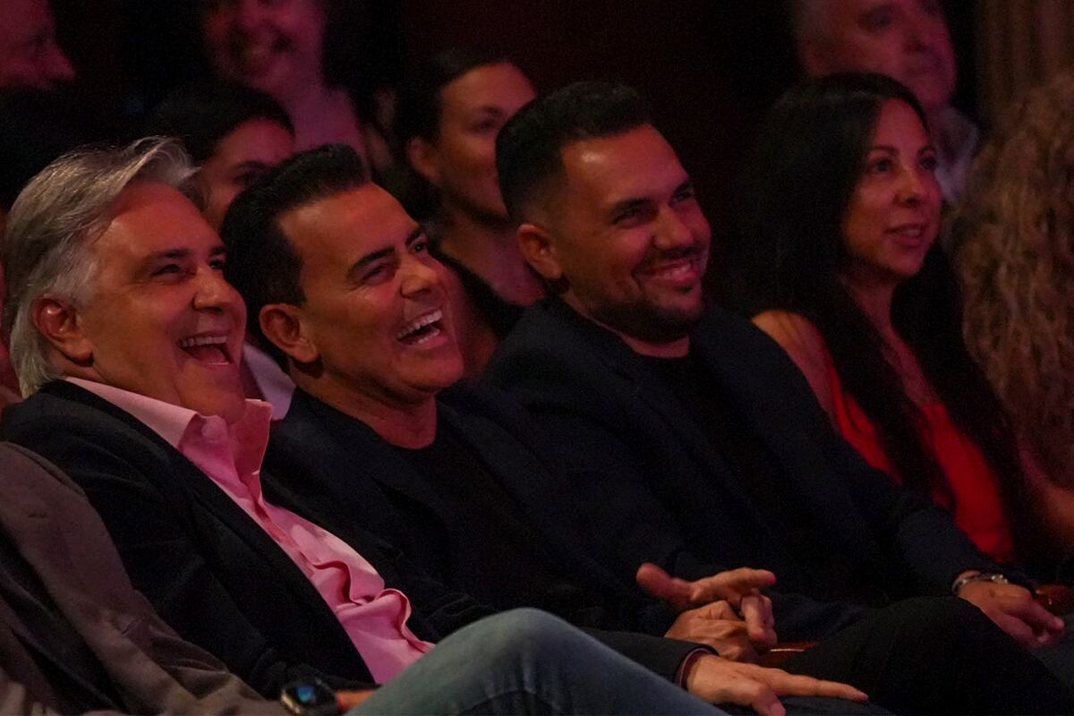 El gobernador de la Provincia, Martín Llaryora junto a el presidente de la Agencia Córdoba Cultura, Marcelo Rodio celebrando el éxito de la Temporada Real.