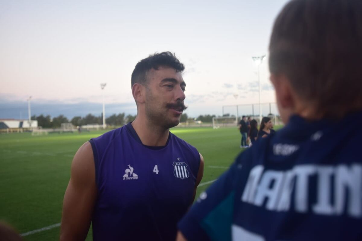 Talleres: el entrenamiento abierto reforzó el vínculo entre el plantel y su gente, en una tarde marcada por el viento y el aliento constante. (Javier Ferreyra / La Voz)