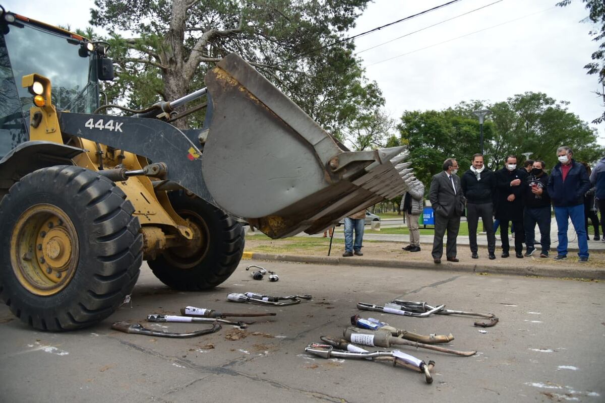 Compactaron caños de escapes secuestrados en Villa María (Municipalidad)