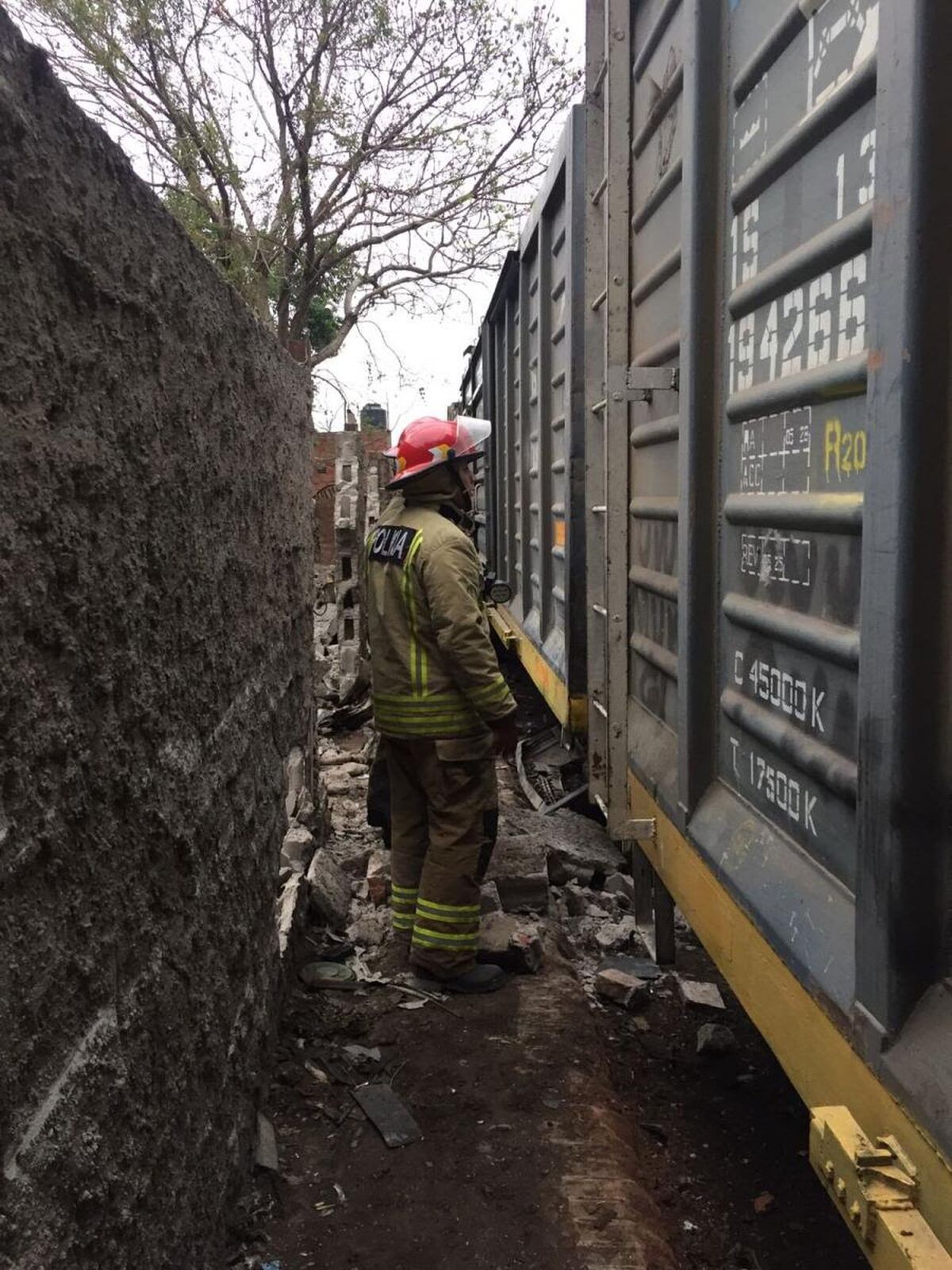 Los bomberos trabajando en la zona.