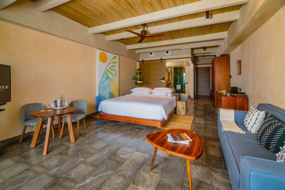 Arte. Las habitaciones cuentan con distintas obras de arte de la colección itinerante que esté en el momento que ocurre la estadía. (foto: gentileza Atelier Playa Mujeres)