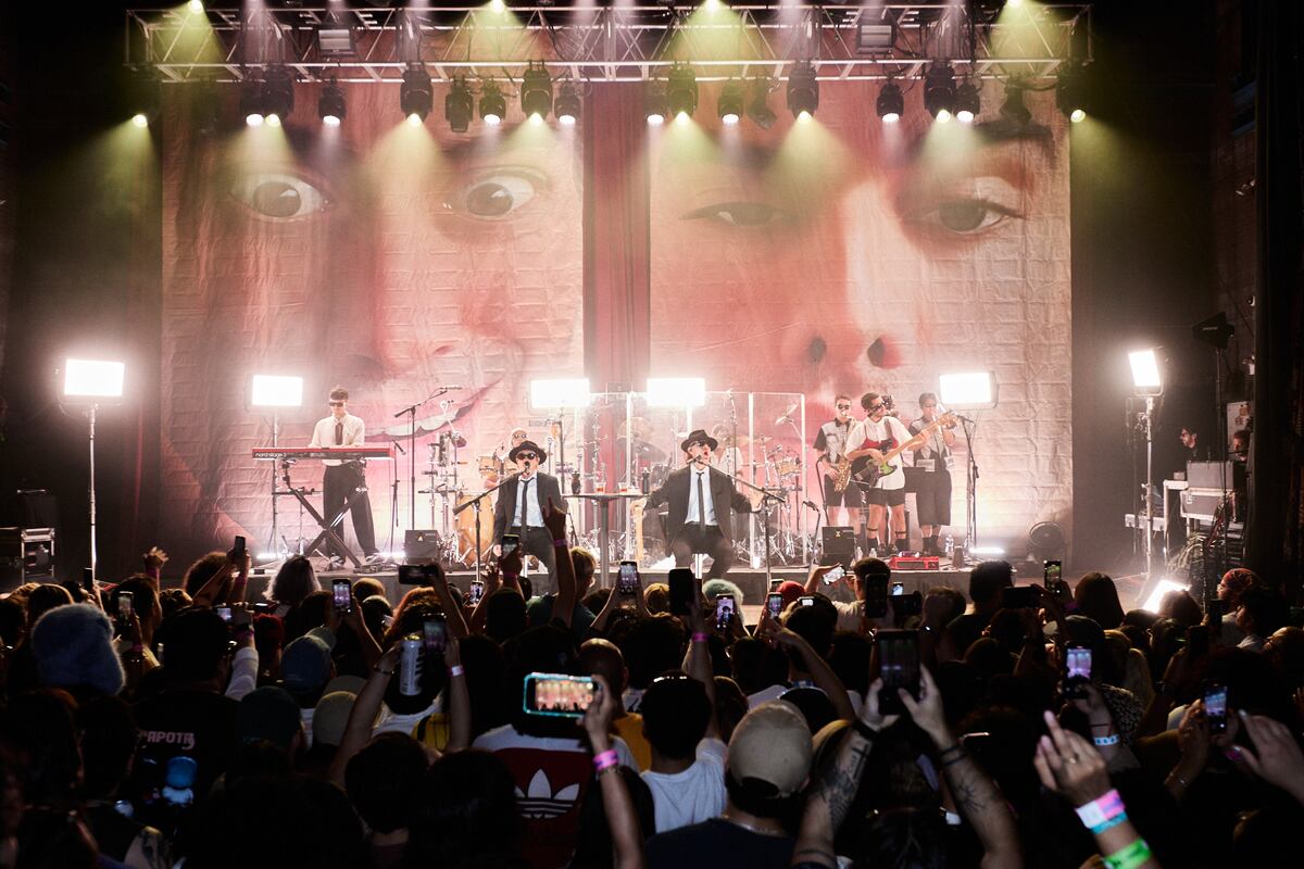 Ca7riel & Paco Amoroso, en Lollapalooza y en el House of Blues de Chicago. (Instagram @lollapalooza y DF Entertainment)