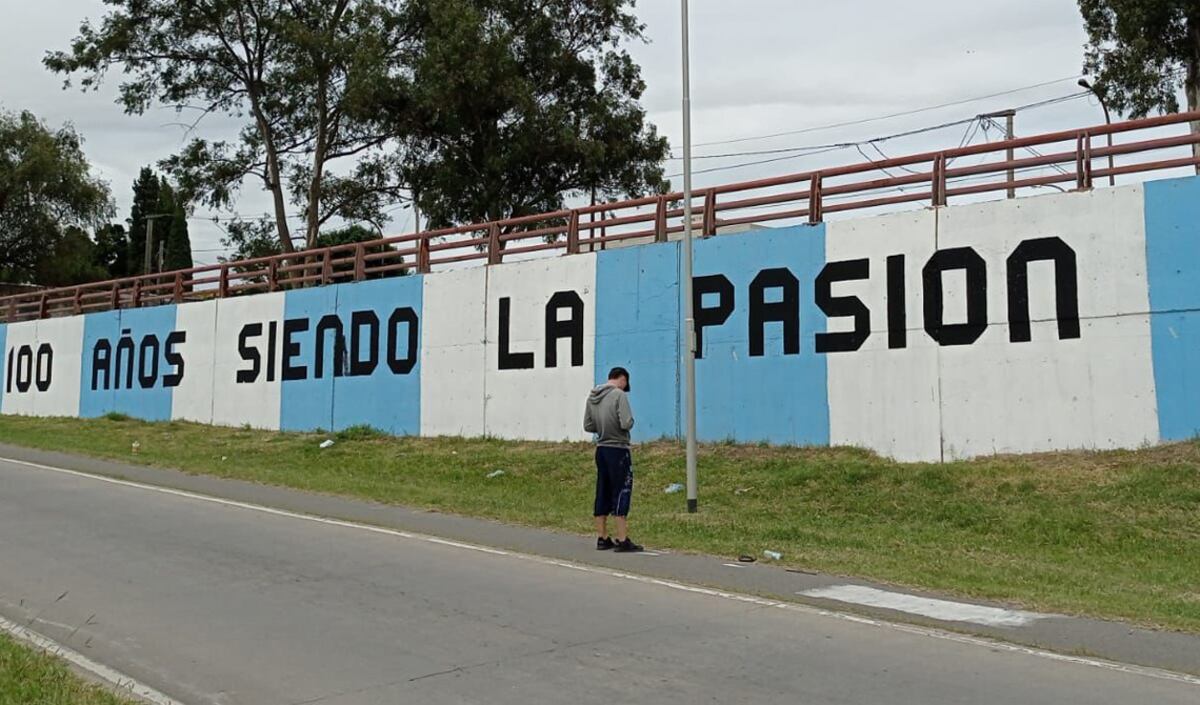 Las paredes de la ciudad ya tienen varios murales alusivos al centenario de la Academia cordobesa (Foto: Gentileza Martín CAR).