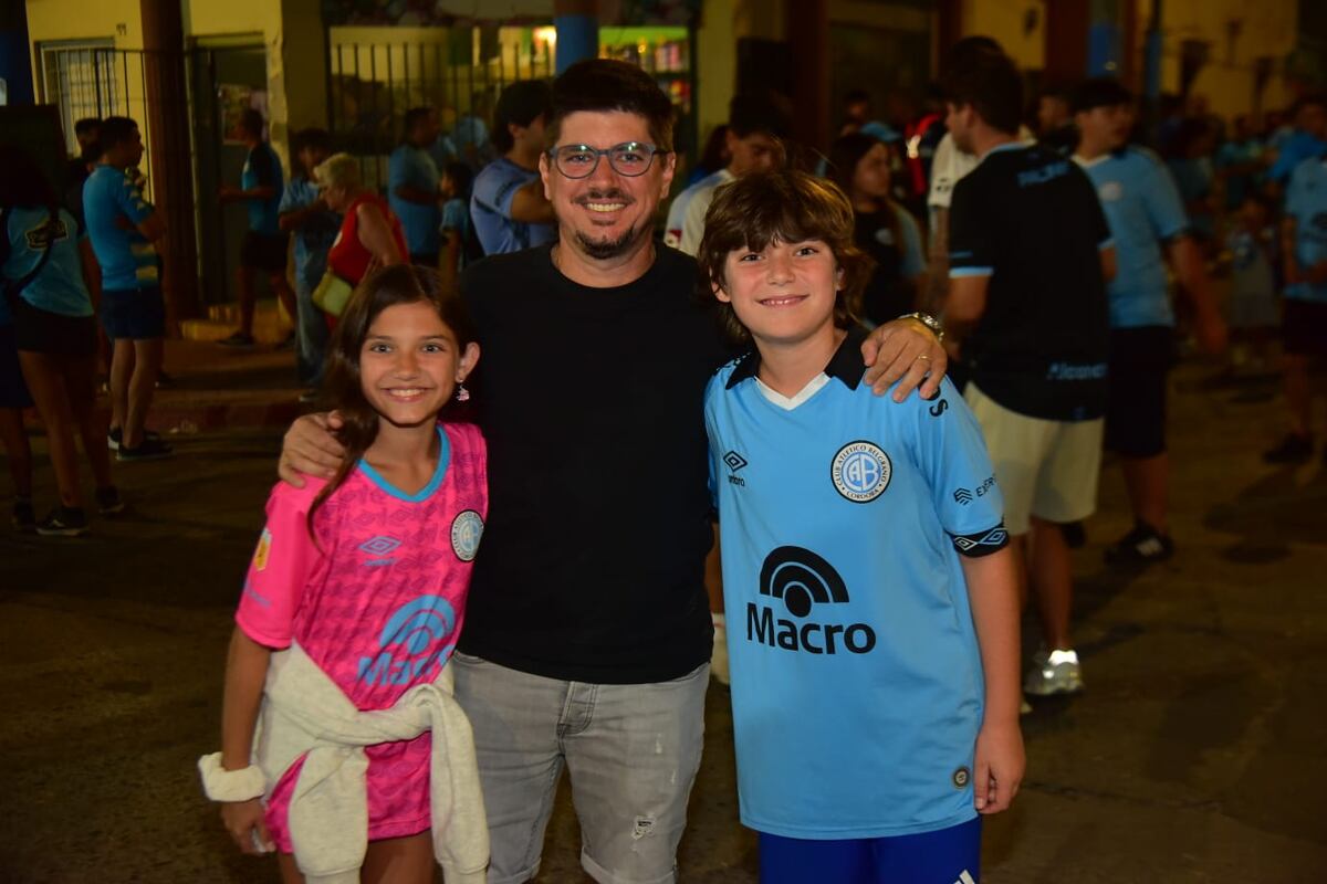 Los hinchas de Belgrano en la previa ante Banfield. (Nicolás Bravo / La Voz).
