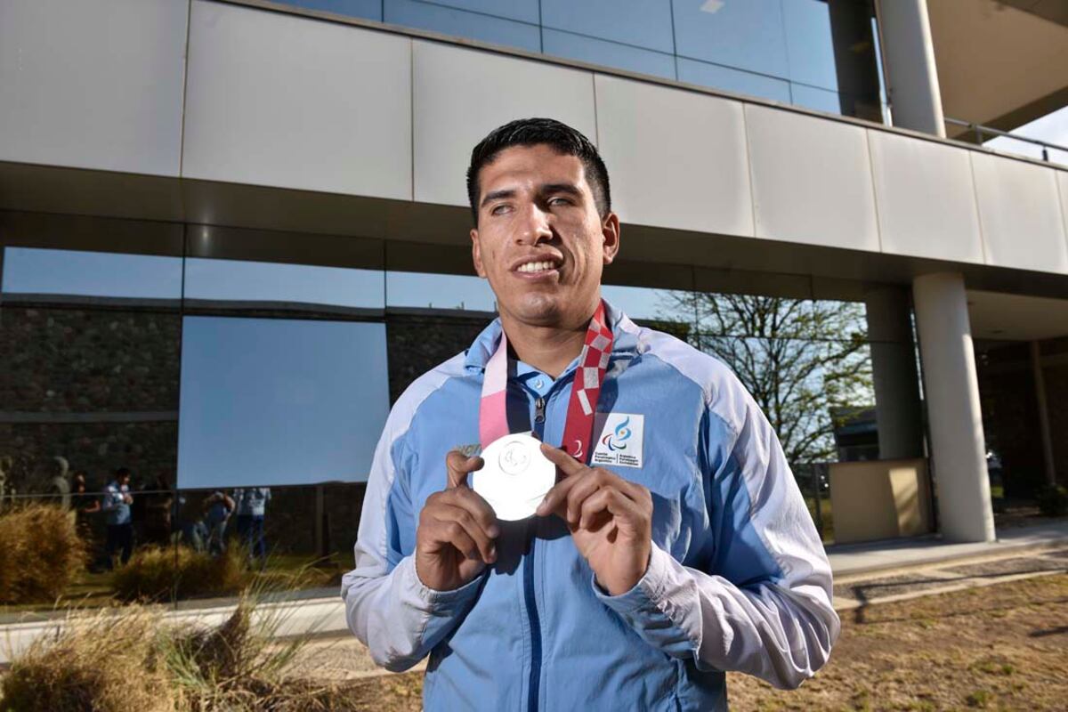 Nahuel Heredia vivió en Tokio 2020 su primera experiencia paralímpica. Luce con emoción y orgullo su medalla plateada. (Facundo Luque / La Voz)