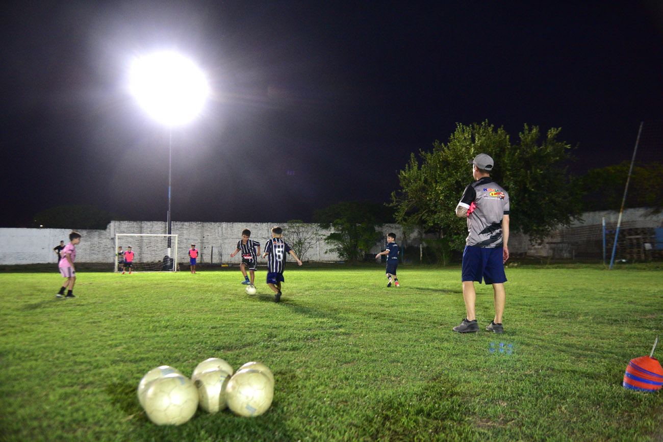 El Club Atlético Libertad de barrio Chacras de La Merced instaló nuevas luces en la cancha. (Nicolás Bravo / La Voz)