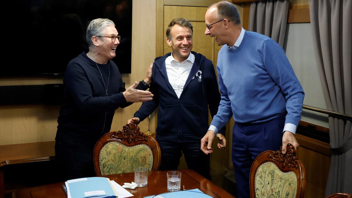 La foto ampliada de la presidencia de Francia en la que se ve un pañuelo blanco y no una bolsa.