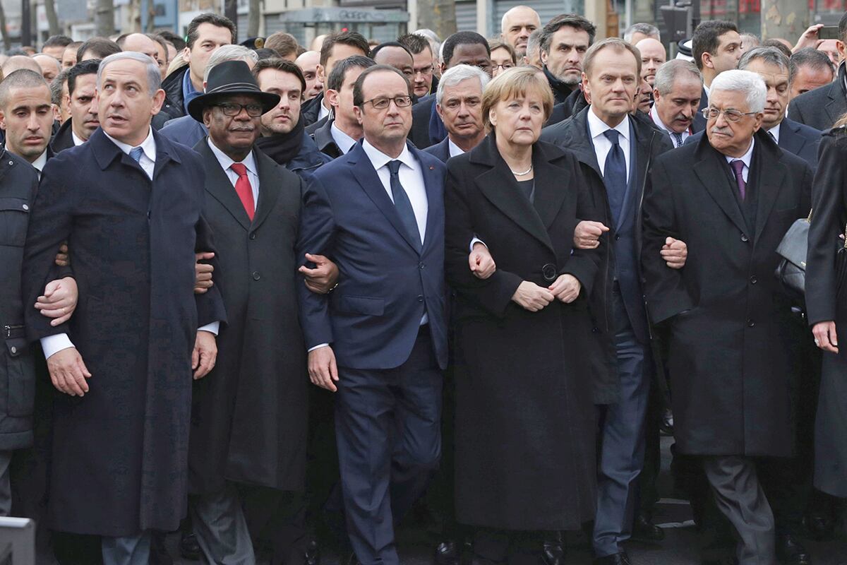 El presidente de Francia, Francois Hollande, la canciller de Alemania, Angela Merkel, el presidente de la UE, Donald Tusk, y el presidente palestino, Mahmoud Abbas, marchan durante una manifestación en París el 11 de enero de 2015. (AP)