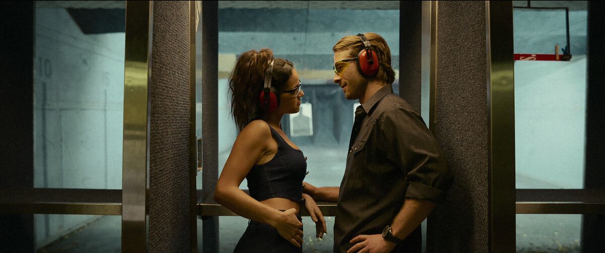 Cómplices del engaño, lo nuevo de Richard LInklater con Glenn Powell y Adria Arjona.