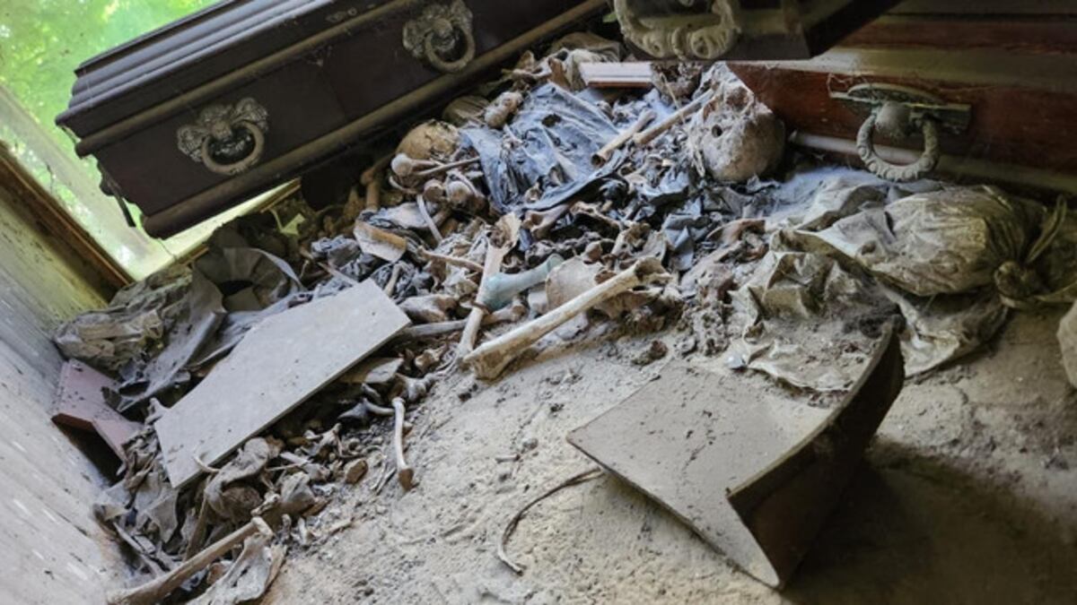 Descubrimiento macabro en el cementerio. Más de 500 ataúdes abandonados y 200 bolsas con restos humanos.