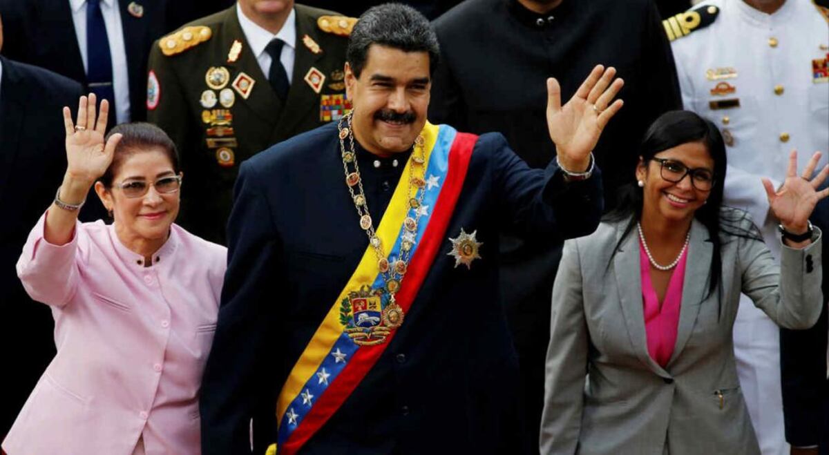 MADURO. Junto a su esposa y a Delcy Rodríguez (AP/Archivo).