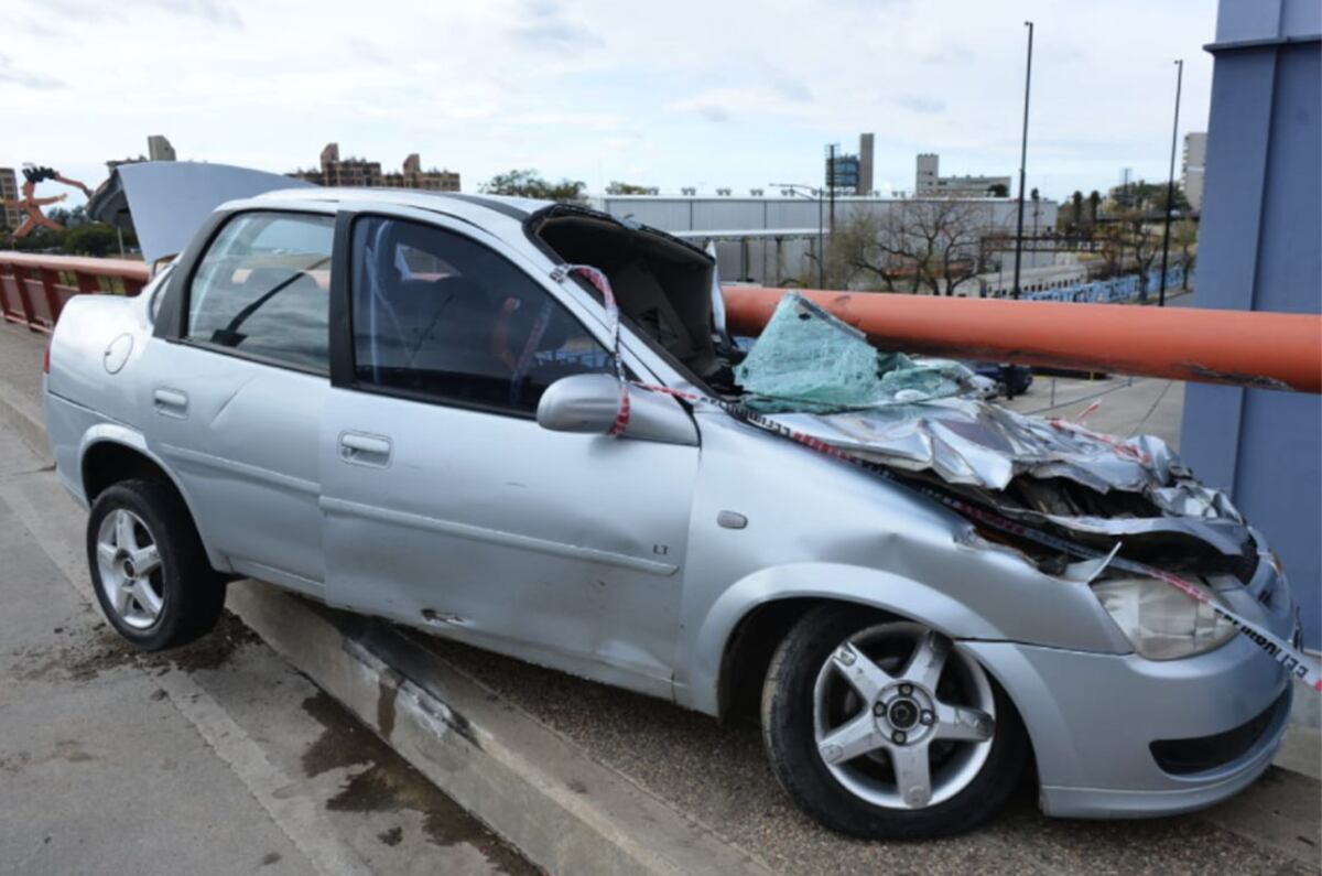 El auto "colgante". (La Voz/José Gabriel Hernández)