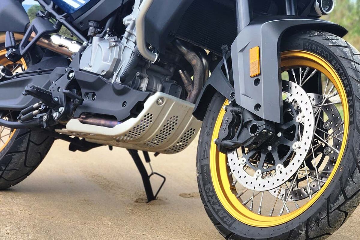 Neumáticos 19’’ adelante y 17’’, con una configuración más orientada para el asfalto, pero que permite incursionar en caminos de tierra no muy complejos.