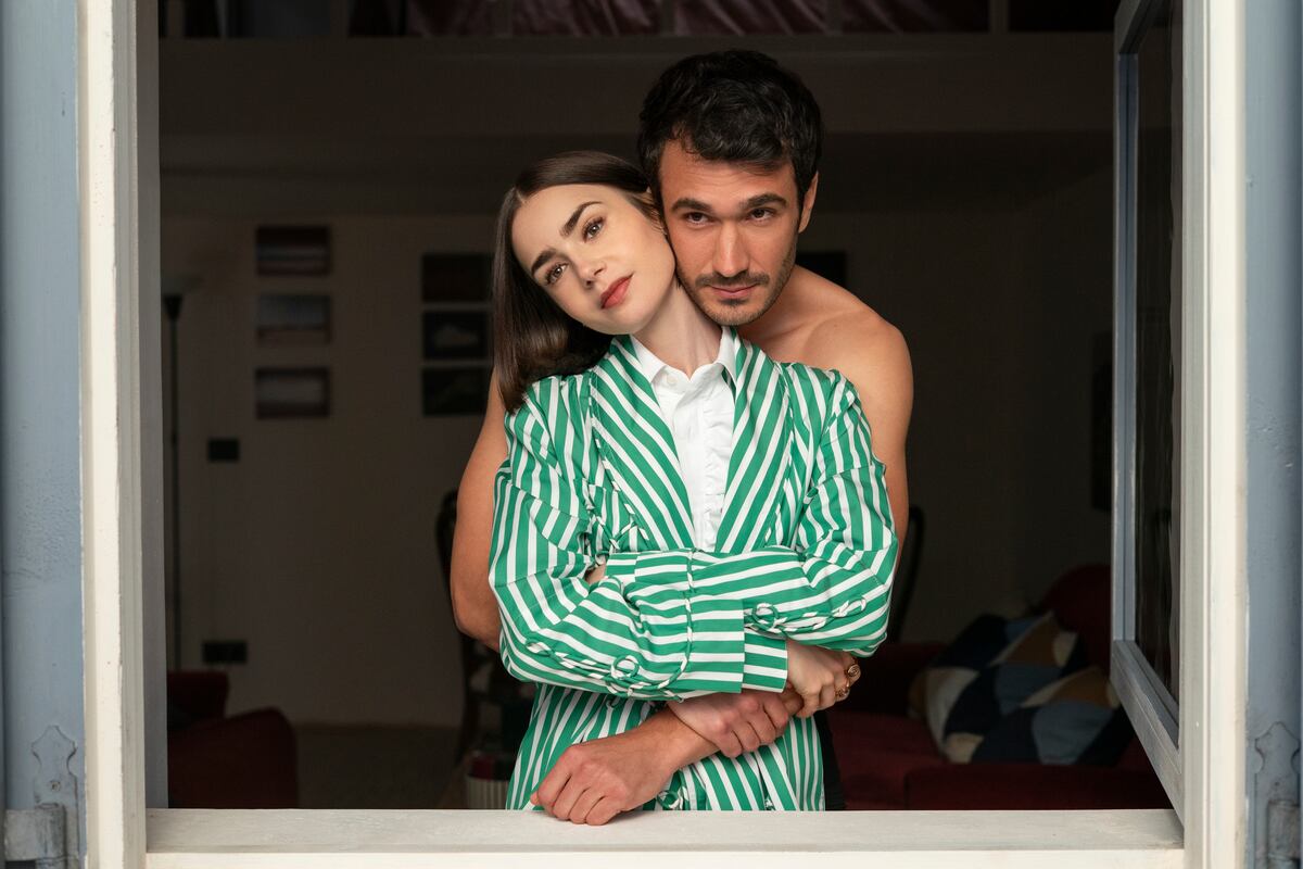 Emily in Paris. (L to R) Lily Collins como Emily, Eugenio Franceschini como Marcello en Emily in Paris. Cr. Caroline Dubois/Netflix © 2025