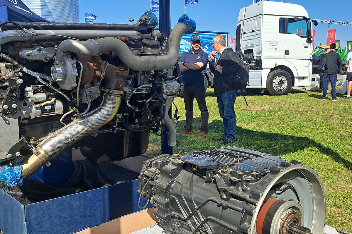 Volkswagen Camiones y Buses exhibió un motor MAN D26 y una caja Traxon ZF, acercando la tecnología de punta a los futuros trabajadores del sector.