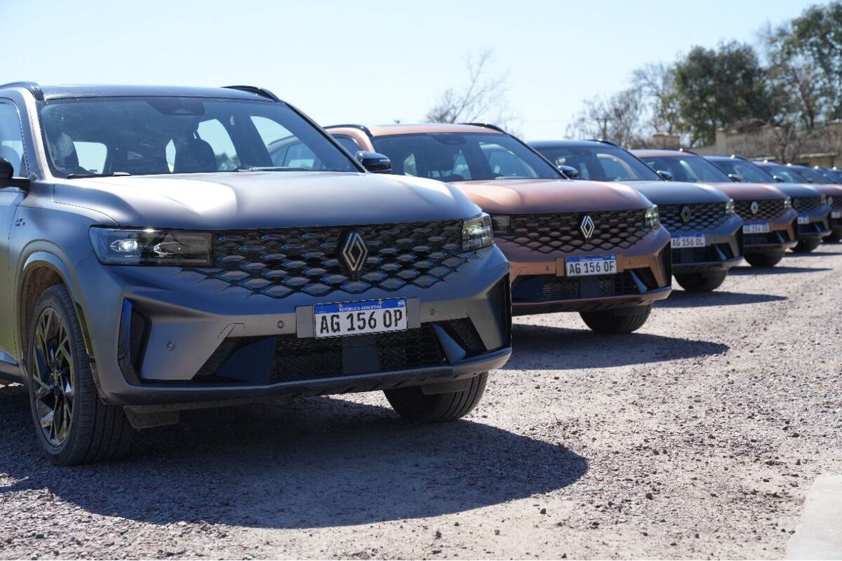 El color gris satinado con detalles azules en la parrilla identifica a la versión híbrida, con tecnología a nivel mundial. Por otro lado, el color cobre es exclusivo de la versión 2.0 naftera con tracción en las cuatro ruedas.