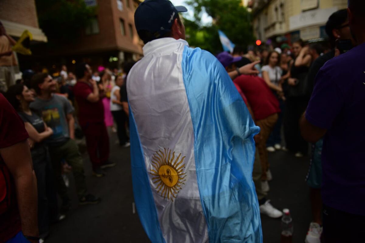 Javier Milei en Nueva Córdoba: las calles están repletas de militantes a la espera del presidente. (Javier Ferreyra / La Voz)