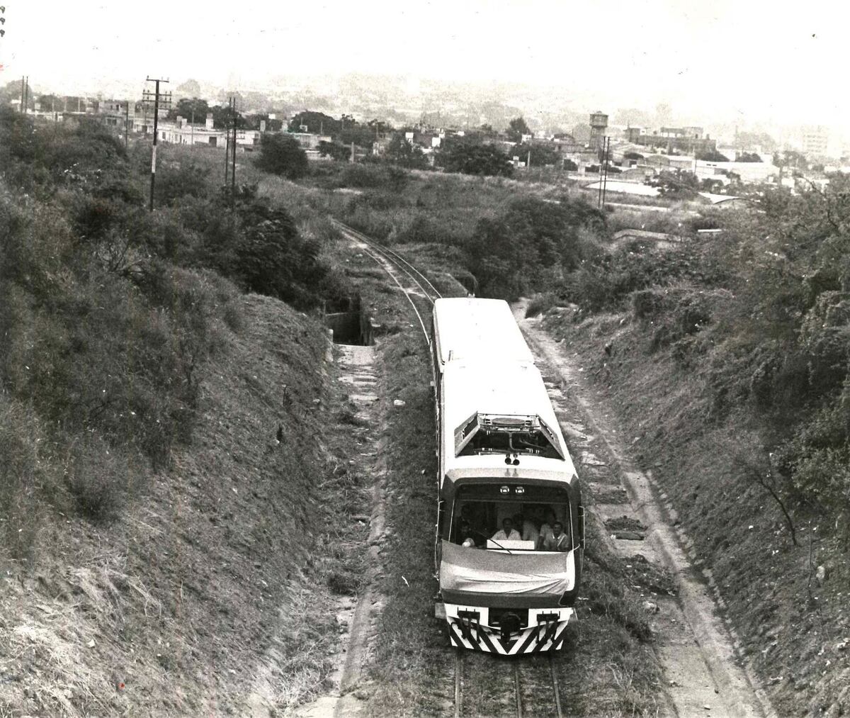 Histórico. El Ferrourbano, en un recorrido experimental en 1988. (La Voz/archivo)