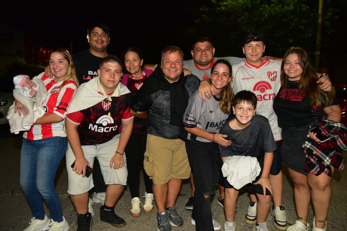 Hinchas de Instituto en la previa del partido con Central Córdoba por el Torneo Apertura. (Jorge Peñalba / La Voz)