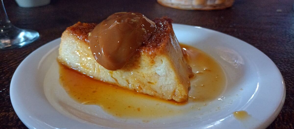 Budín de pan con dulce de leche.