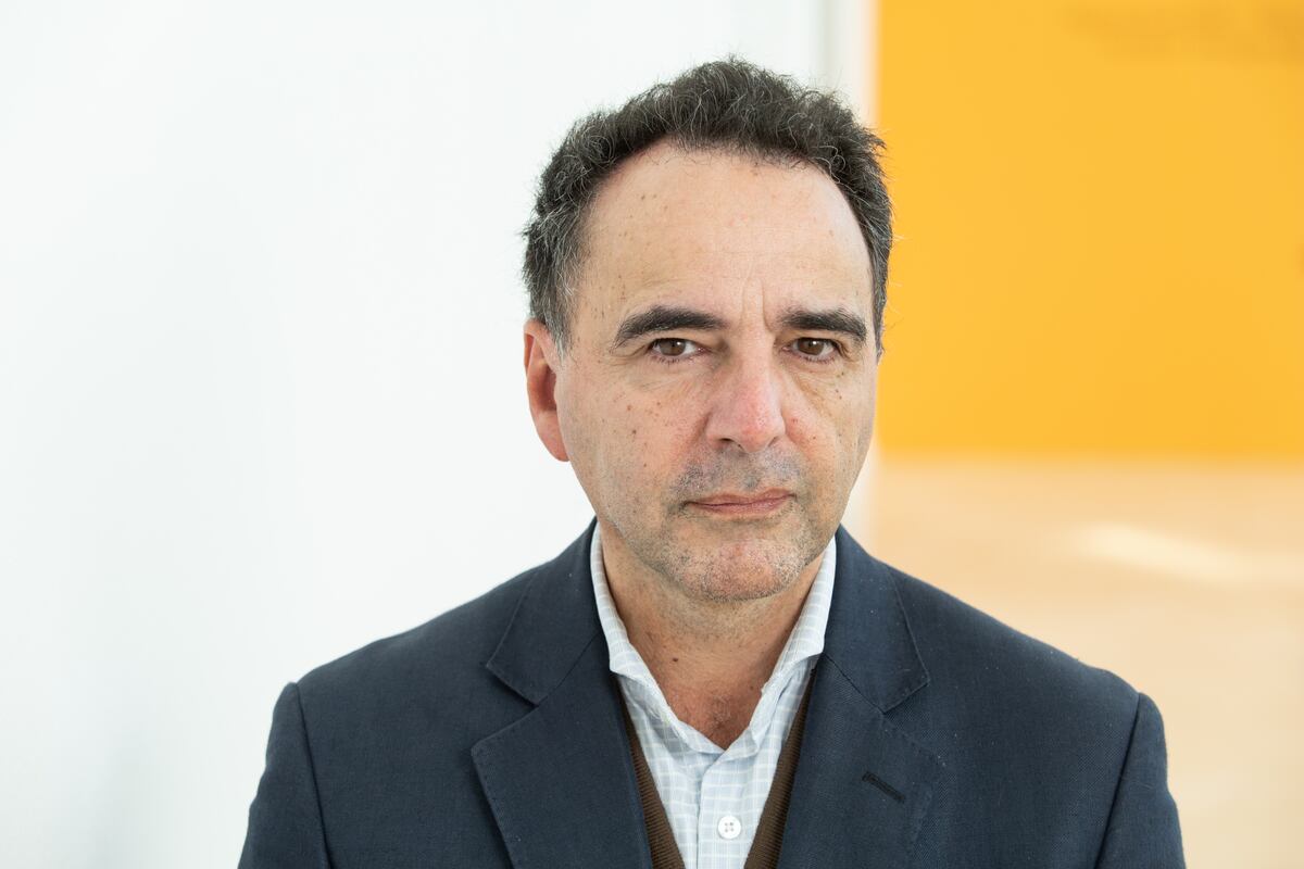 El escritor Pablo De Santis (Fotografía: Alejandro Guyot)