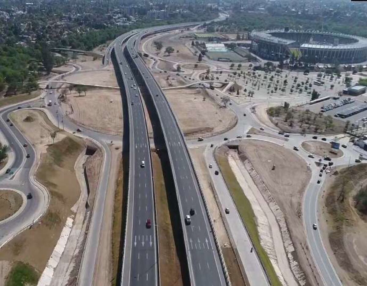 VIADUCTO KEMPES. Otra obra que firma Pretensa con sus estructuras premoldeadas y pretensadas de hormigón. Del mismo modo, realizó el tunel de la Mujer Urbana; contribuyendo a la ejecución del cierre de la Circunvalación capitalina.  