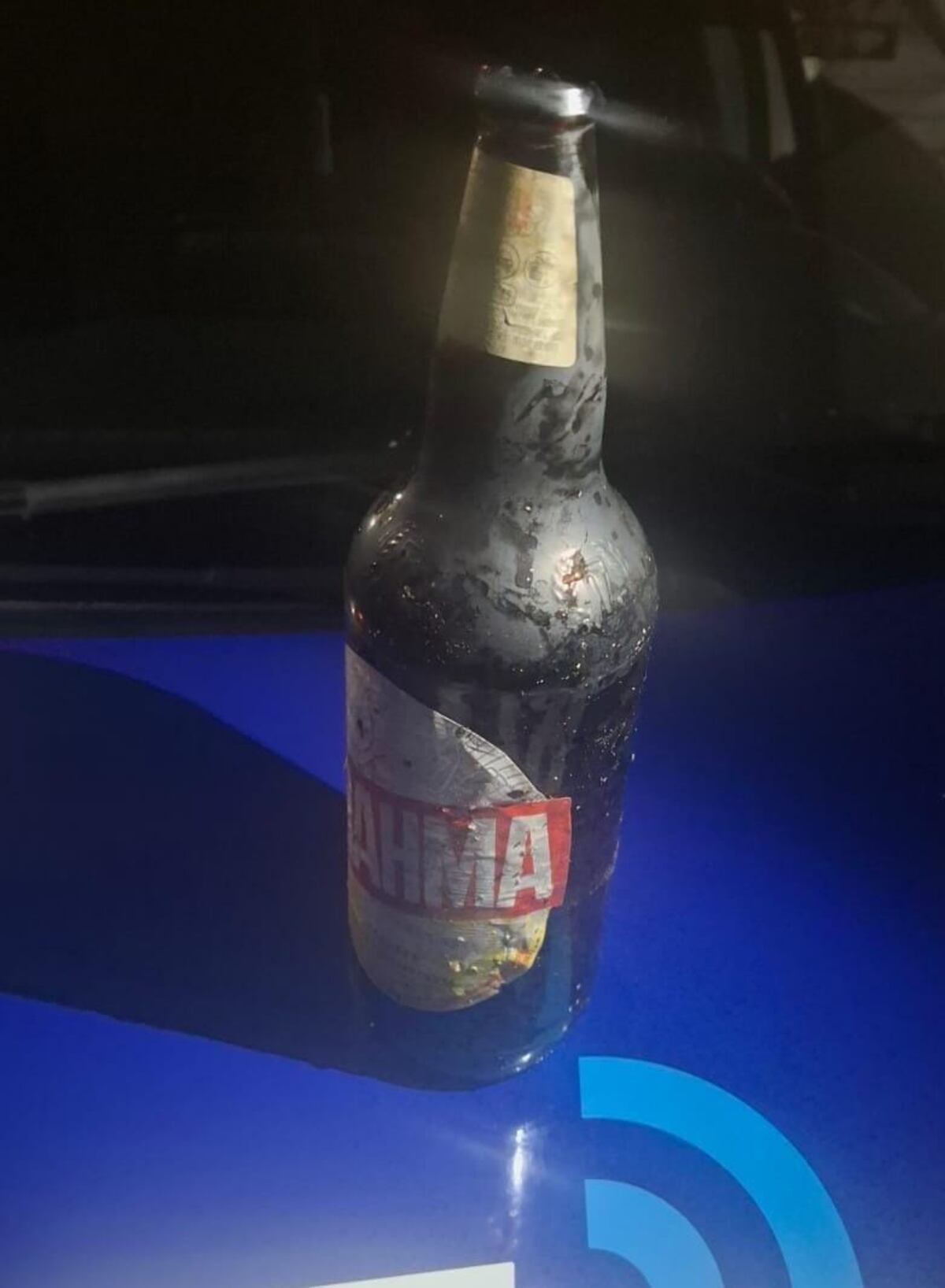 La botella secuestrada tras la aprehensión de los adolescentes.