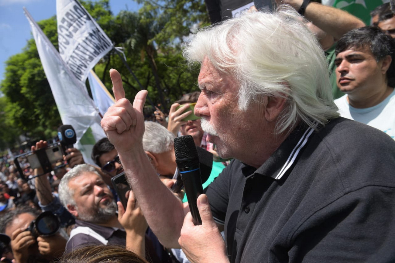 Asamblea del Suoem con la presencia de Rubén Daniele. (José Gabriel Hernández / La Voz)