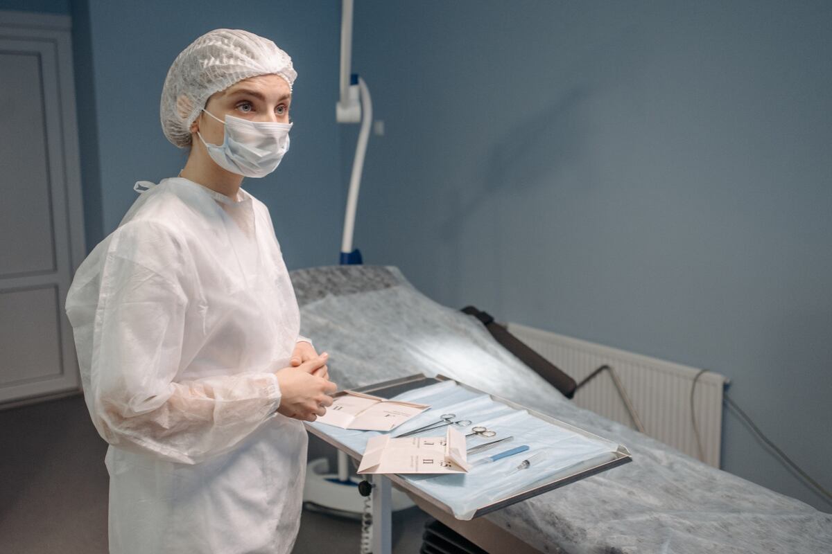 Médica preparándose para una intervención.(Foto: Pexels)