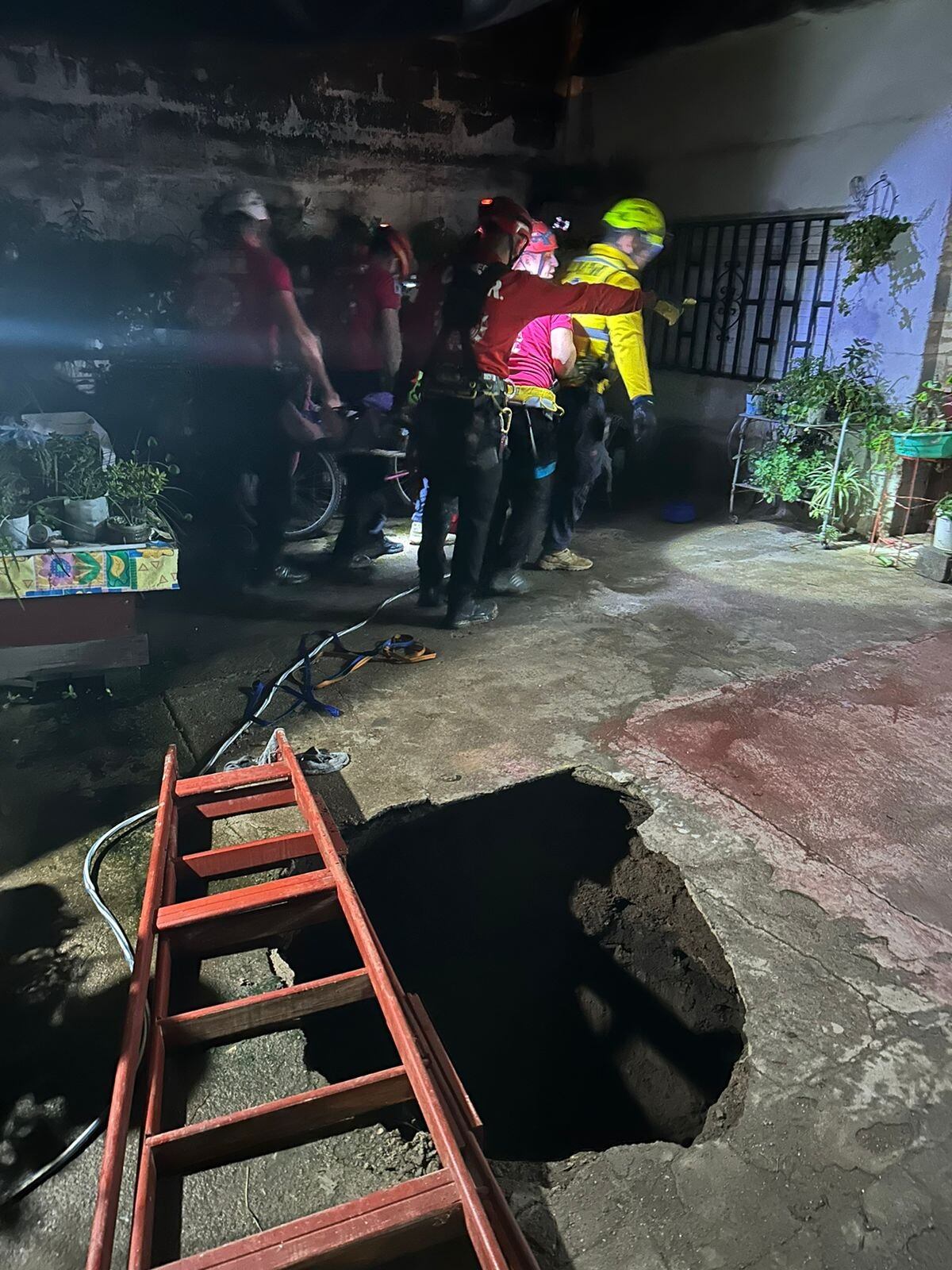 El vecino resultó herido al caer al pozo negro de su vivienda en barrio Primero de Mayo de Córdoba. (Policía)