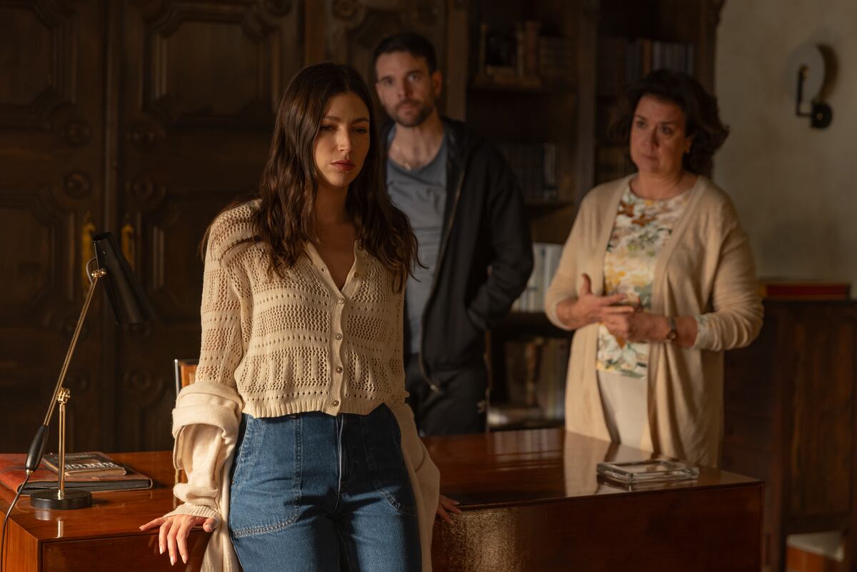 Nuria junto a su madre y hermano, quienes sospechan del su marido de ella.