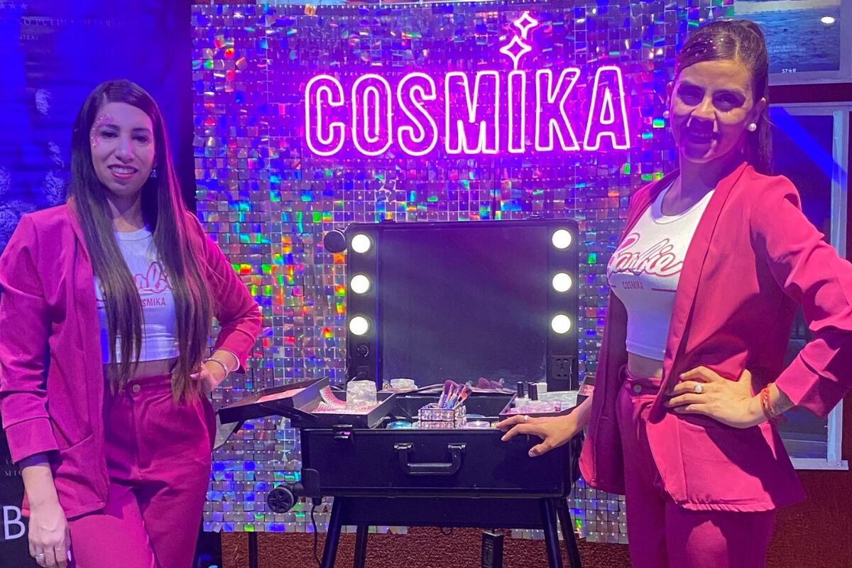 Luciana Camargo, fundadora de Cosmika Arte & Glitter, junto a una ayudante en uno de los varios stands que posee para fiestas.