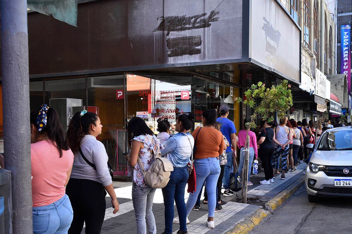 Largas filas en Anses. Este jueves vence el plazo para que beneficiarios de AUH entreguen libretas. (José Gabriel Hernández / La Voz)