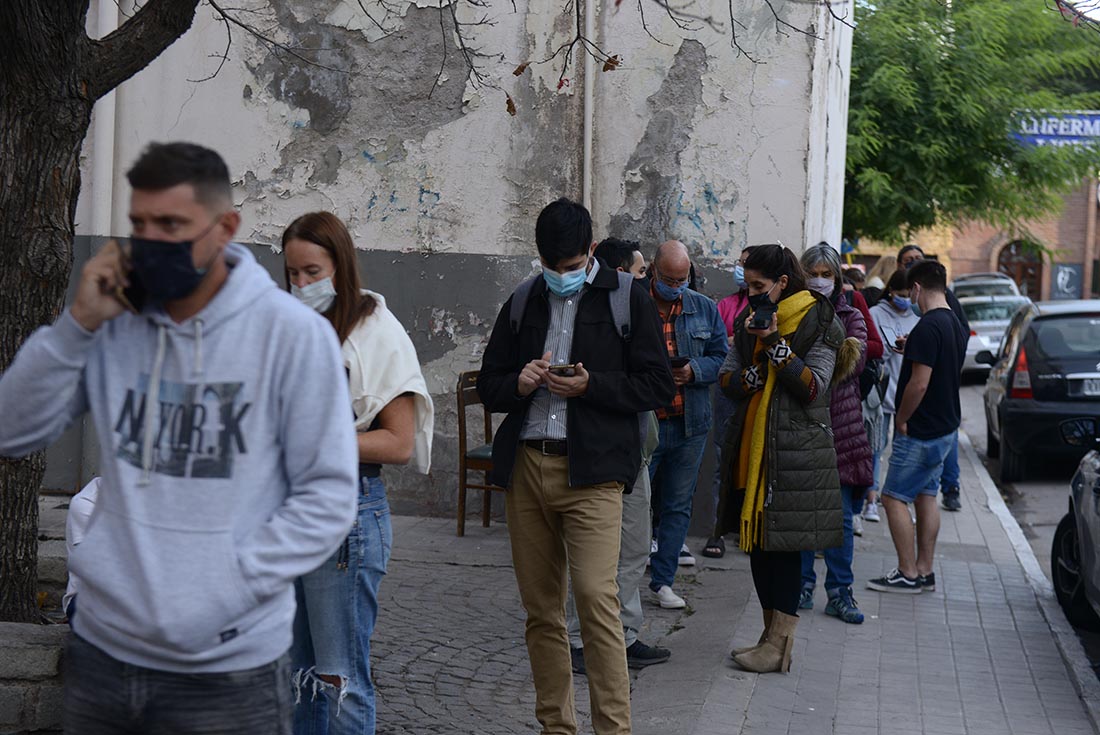Incremento en la cantidad de gente para hisoparse en el ex Registro Civil. (José Gabriel Hernández / LaVoz).