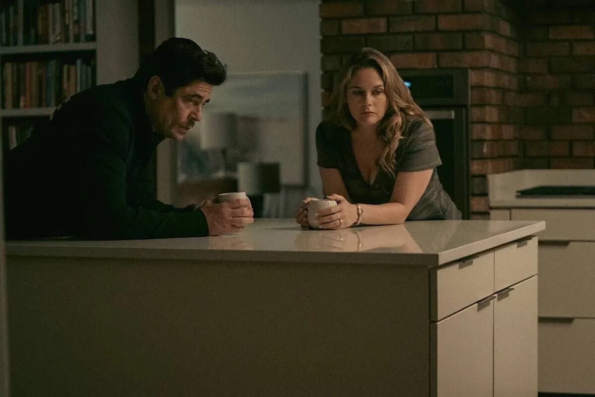 Benicio del Toro y Alicia Silverstone en Reptiles, estreno de Netflix.