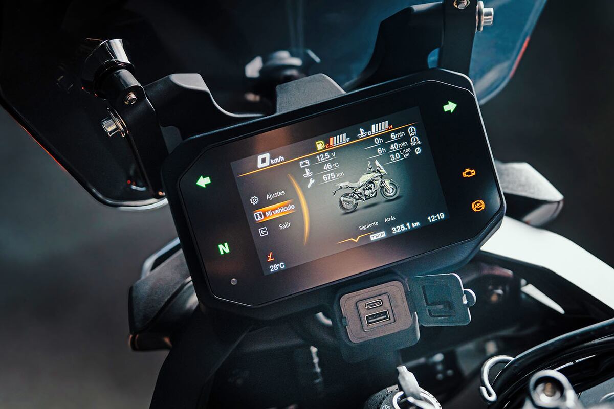 El display TFT color de 5” dispone dos modos de visualización e información completa de la moto.