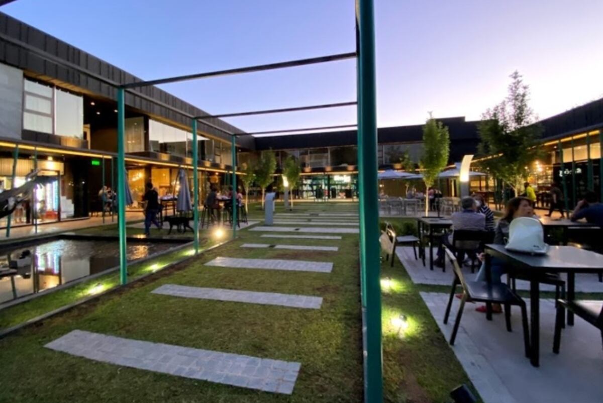 Patio Linne. El paseo comercial de Río Cuarto donde ocurrieron los hechos.