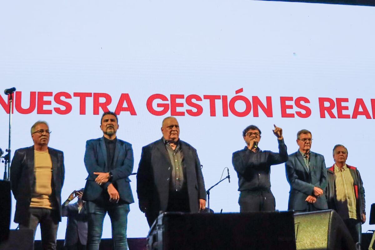 Gustavo Pedrocca hablando a sus afiliados junto a la cúpula de Suvico.