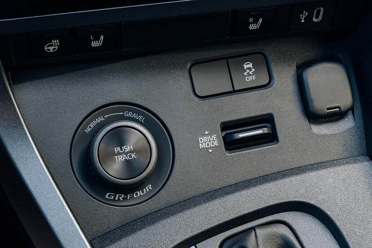Cuenta con tracción permanente en las cuatro ruedas GR Four, con distribución variable del torque.