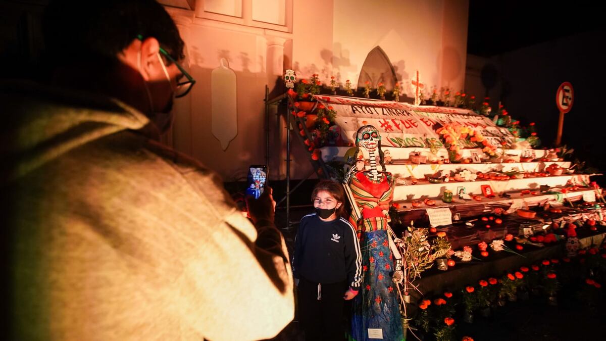El festejo de la comunidad mejicana en Córdoba por el Día de los Muertos, frente al Cementerio San Jerónimo. (Municipalidad de Córdoba)