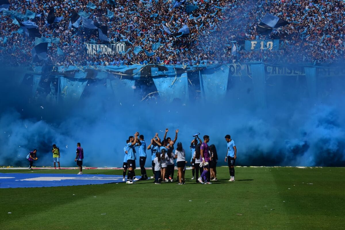 El recibimiento en el clásico cordobés. (Javier Ferreyra / La Voz).